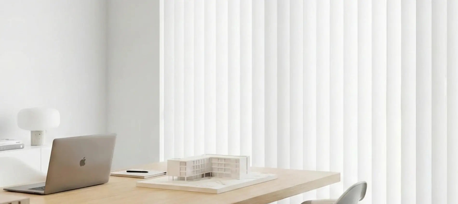 Éblouissement sur écran au bureau : quel store choisir pour travailler face à la fenêtre ?