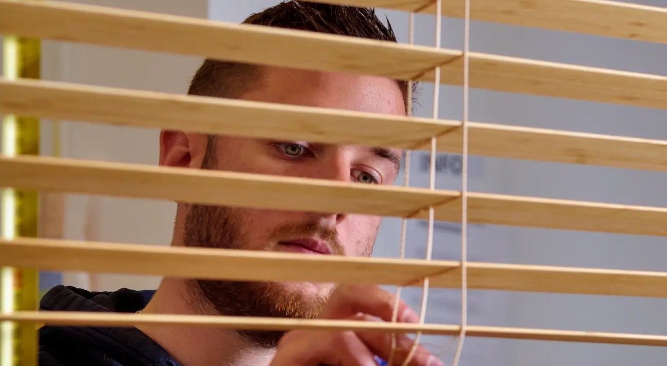 Les 6 étapes de fabrication d’un store vénitien bois 50 mm : un savoir-faire artisanal