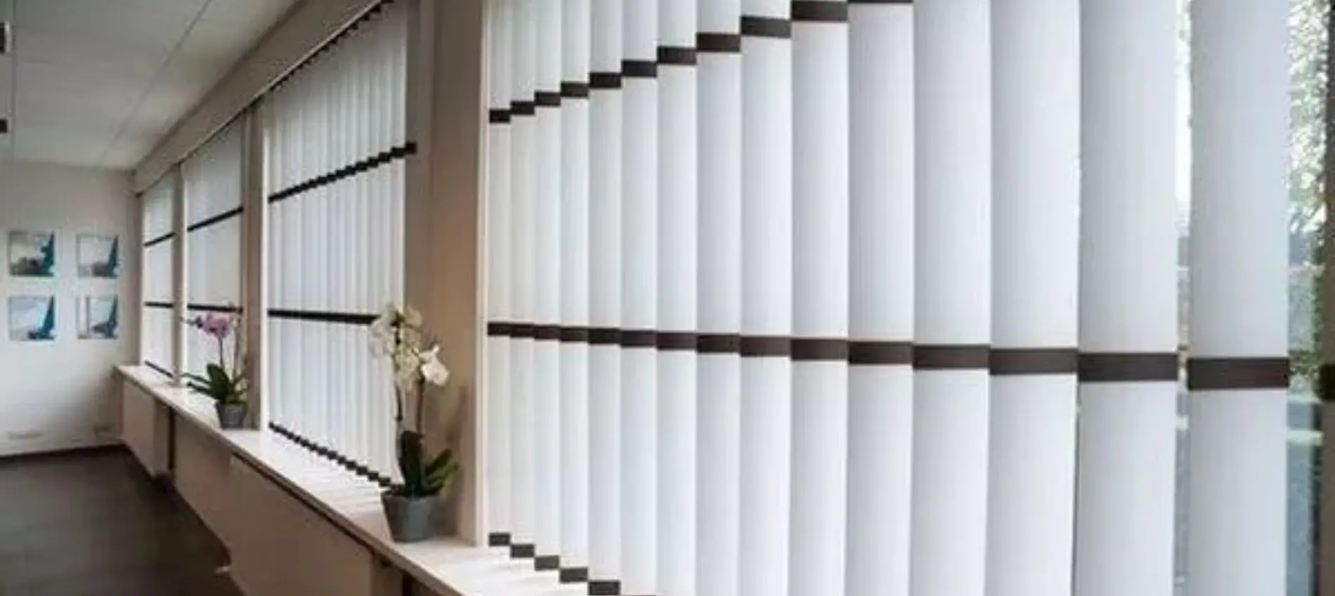 Quels stores et rideaux choisir pour aménager des bureaux ?