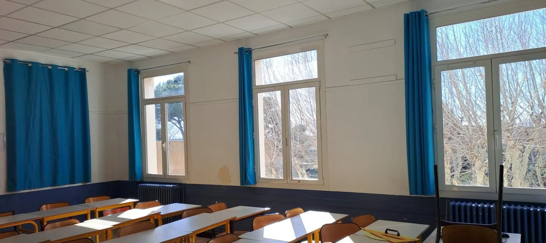 Quels stores et rideaux choisir pour équiper les fenêtres de votre lycée ? 