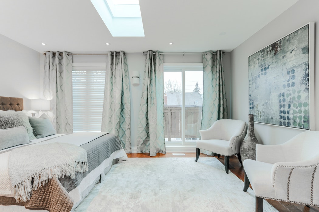 Est-ce que les rideaux doivent toucher le sol ?