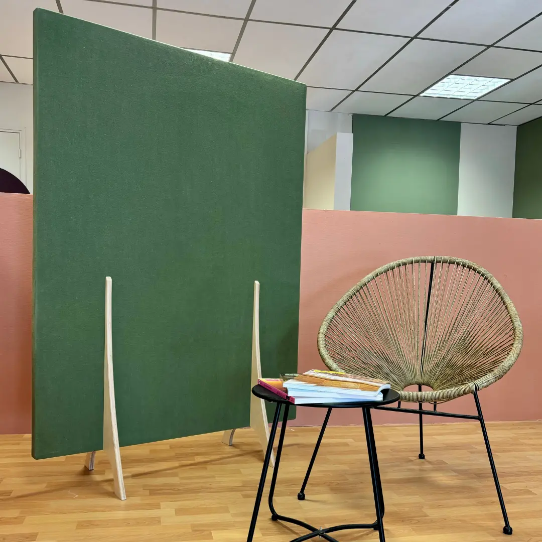 Cloison acoustique sur pieds vert olive de profil