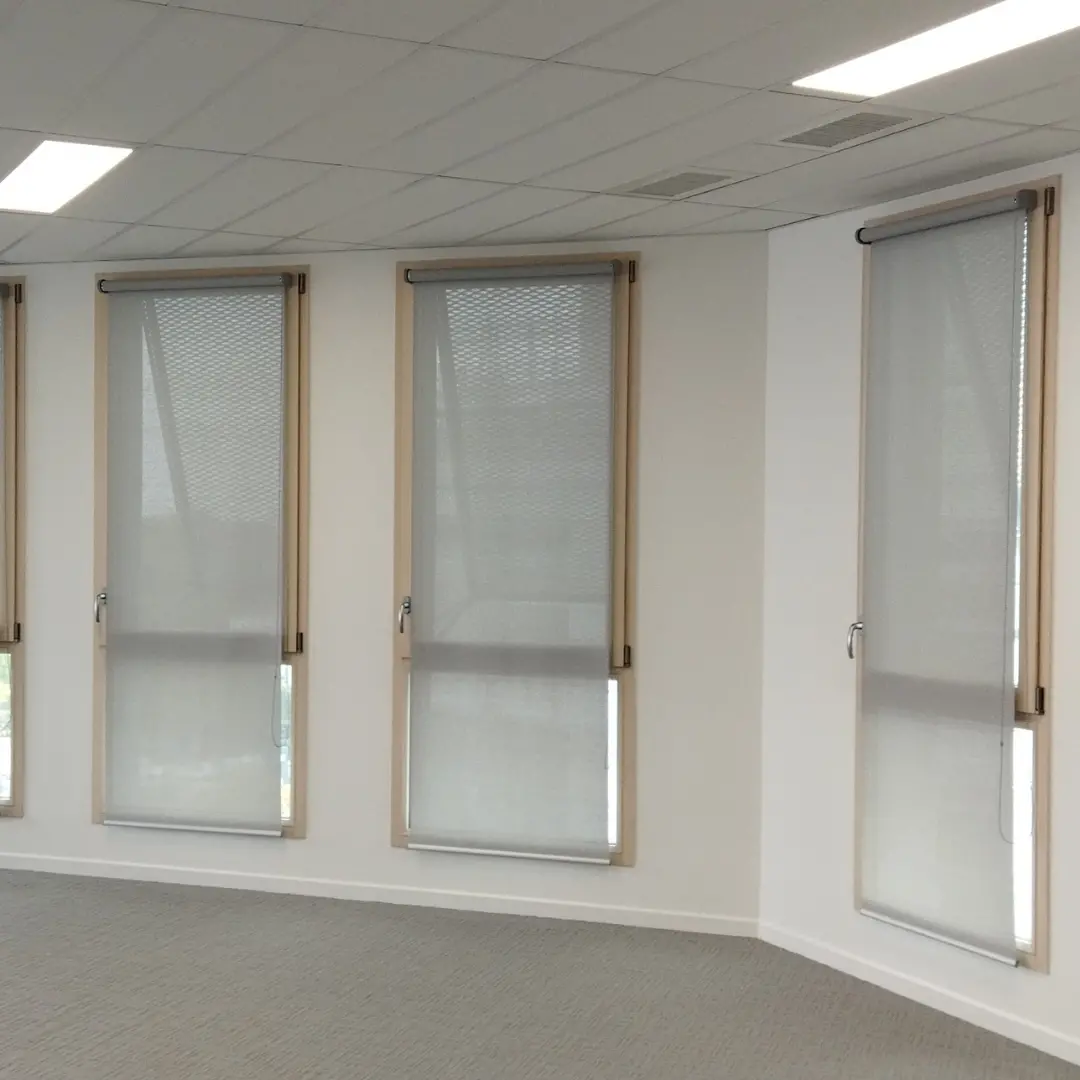 Stores enrouleurs anti chaleur grande salle