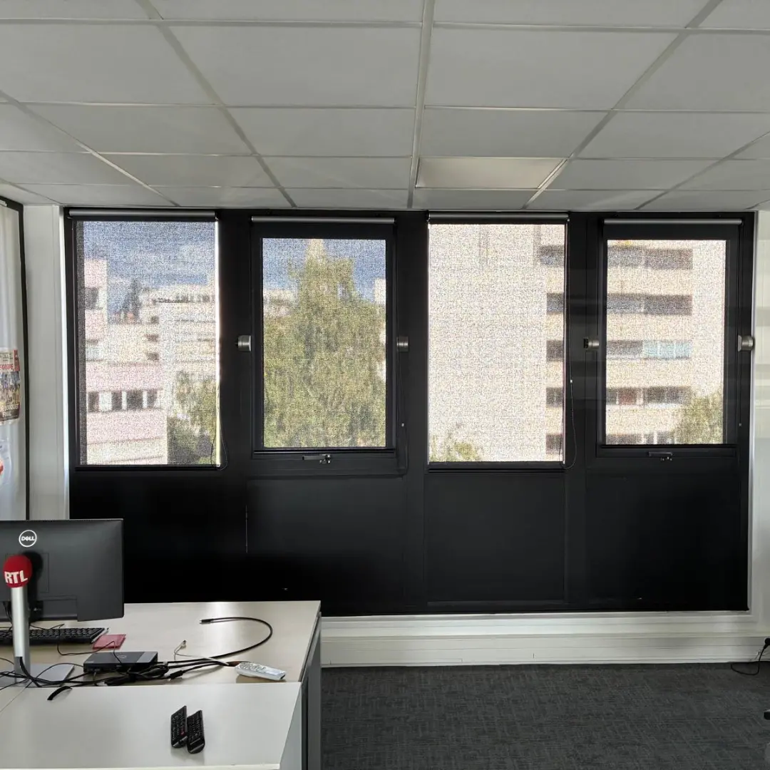 Stores enrouleurs anti éblouissement bureaux