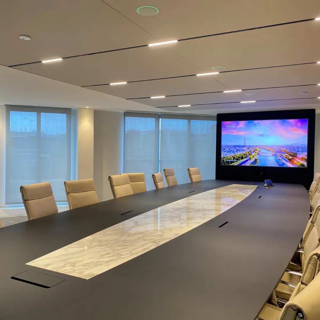 Stores enrouleurs tamisants salle de réunion