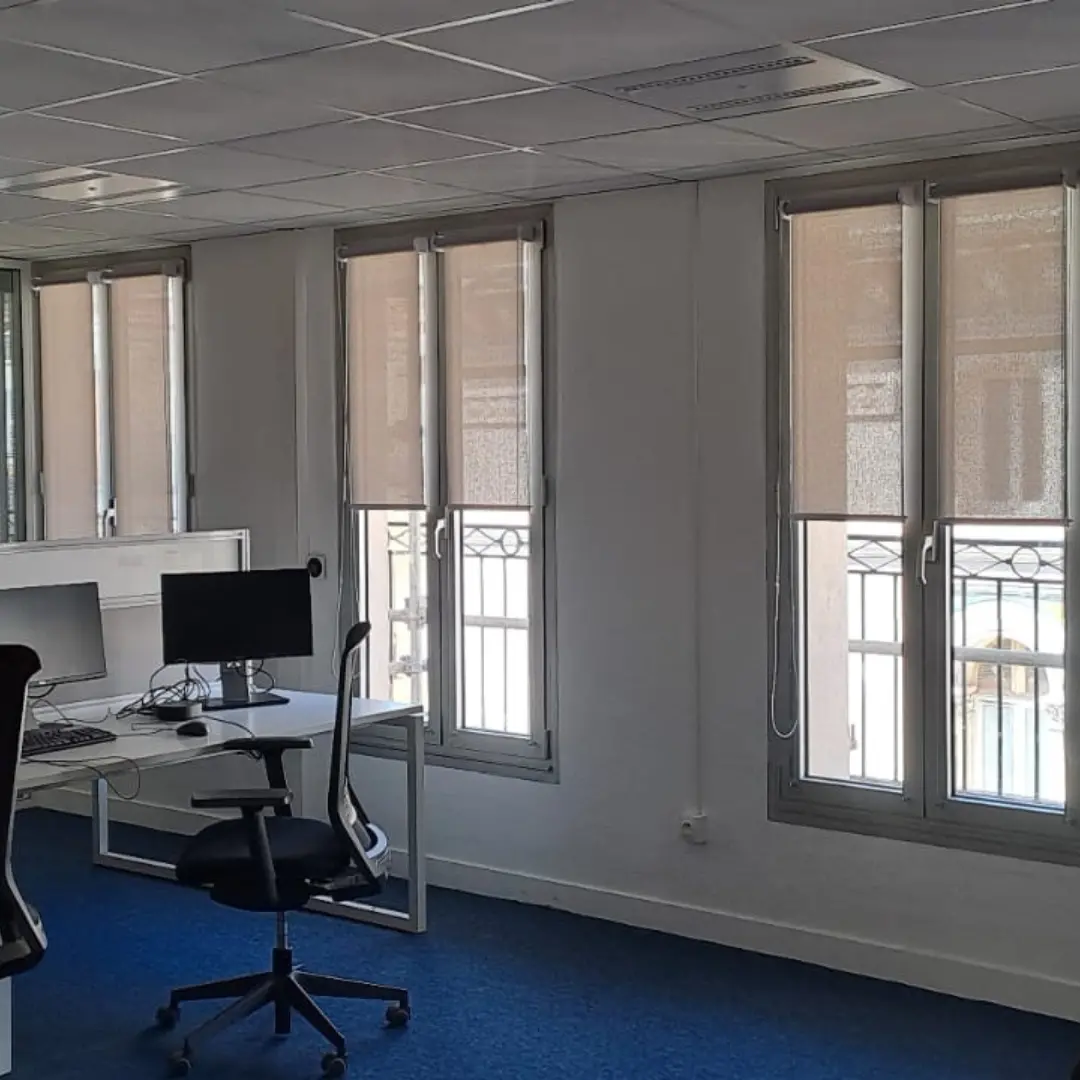 Stores enrouleurs tamisants unis open space