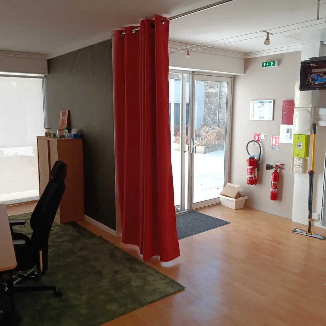 Rideau occultant rouge entrée bureaux