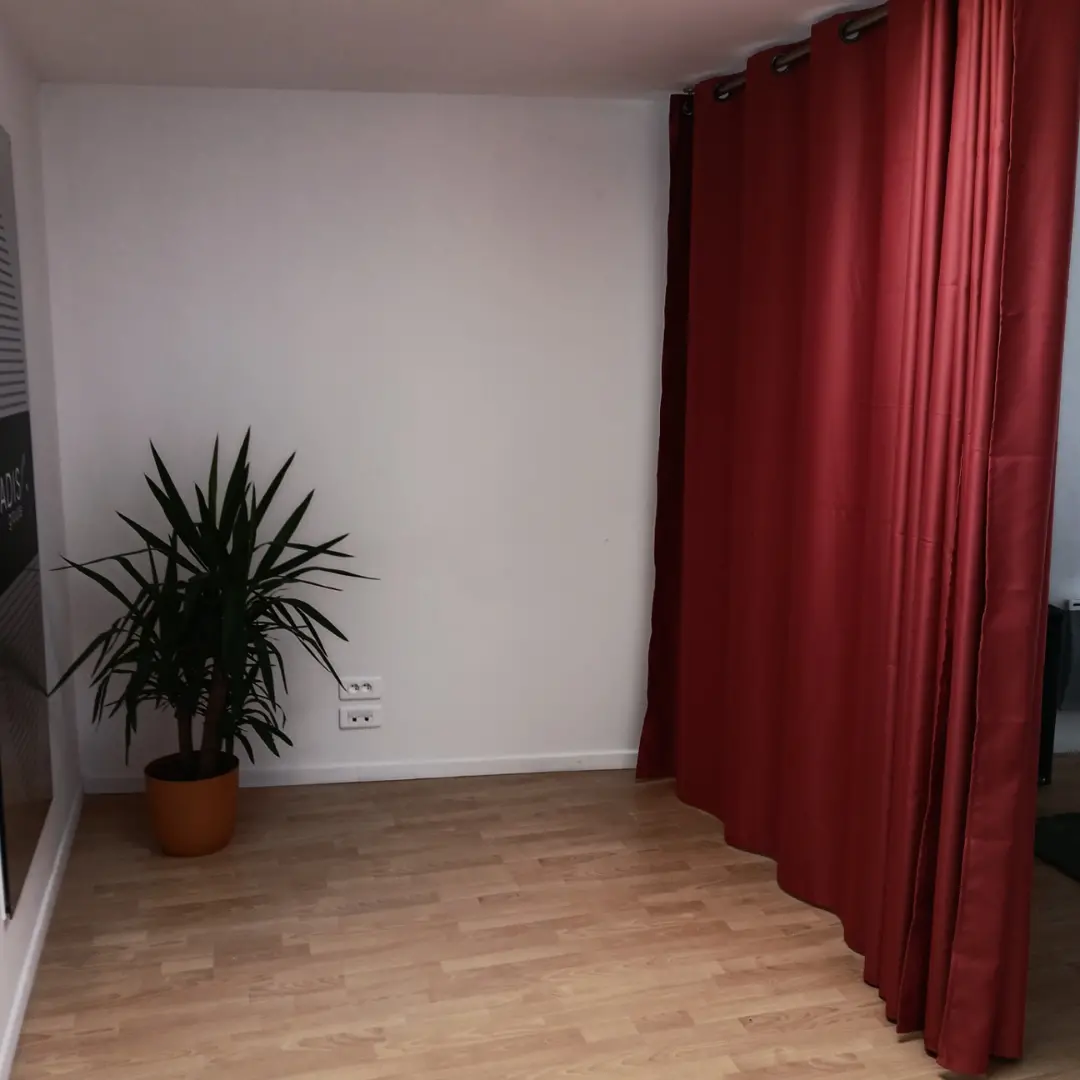 Rideau occultant rouge espace détente bureau