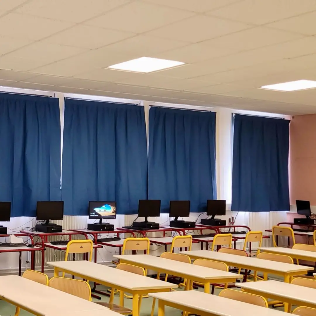 Rideaux occultants bleus salle de classe