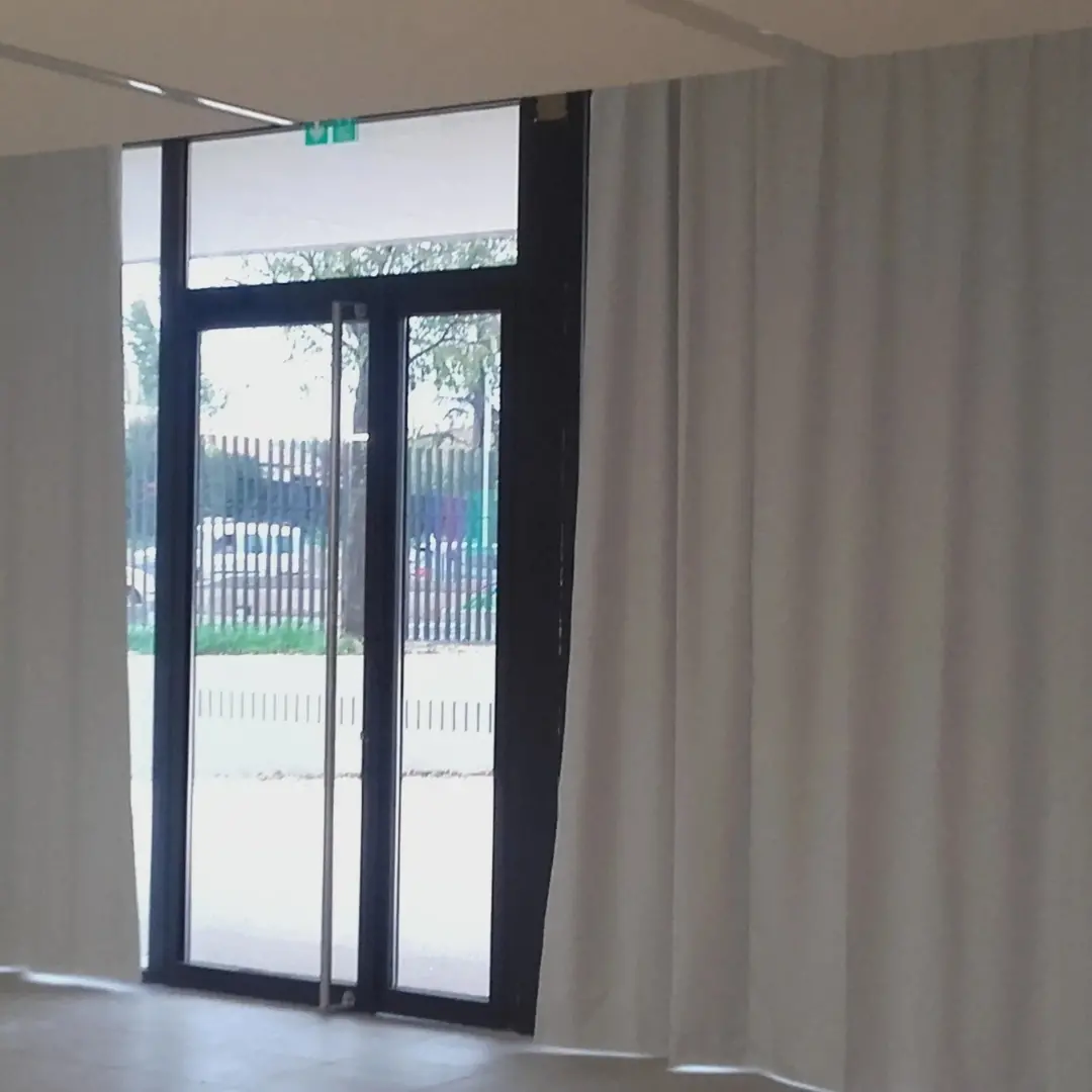 Rideaux occultants gris - porte d'entrée