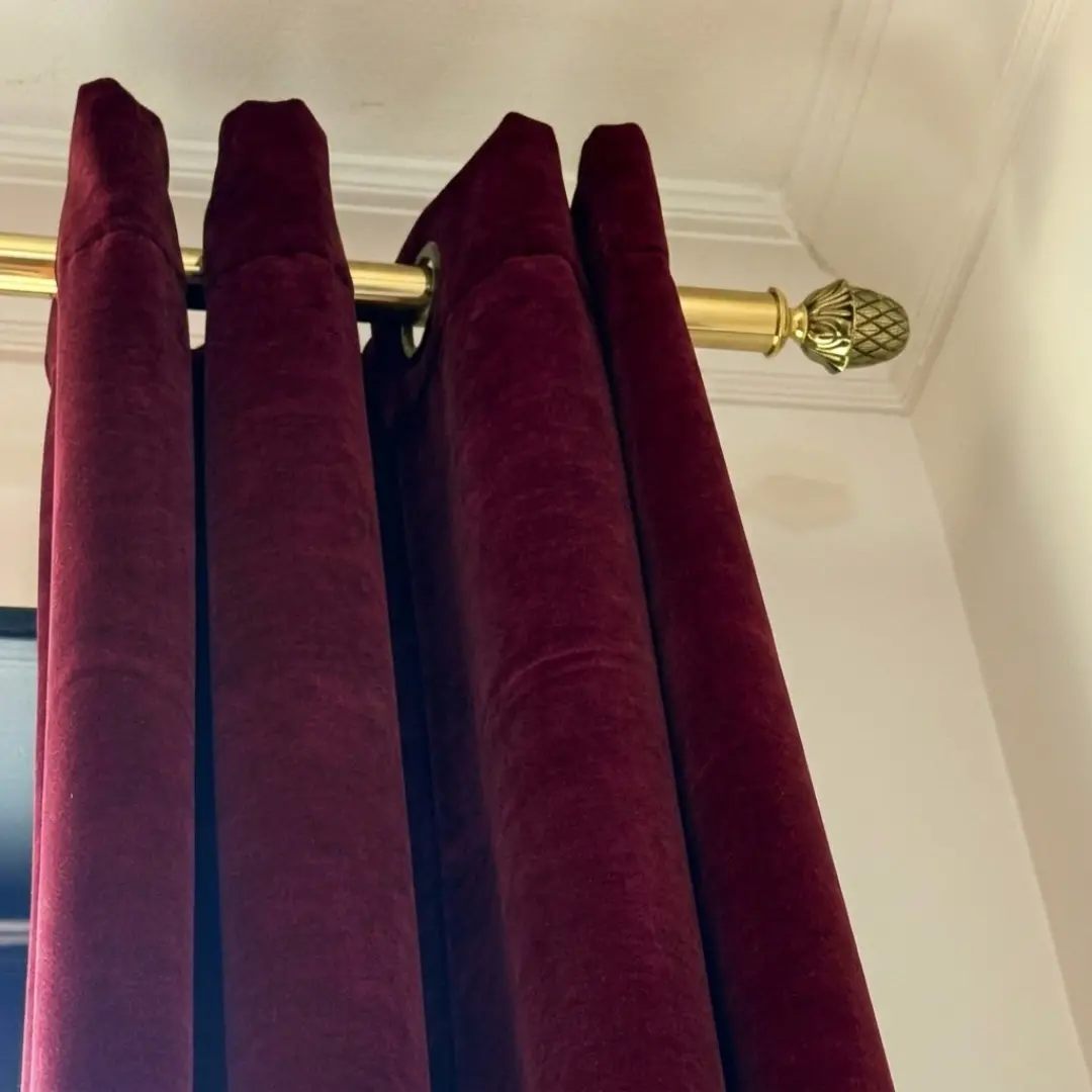 Zoom rideau velours Non Feu