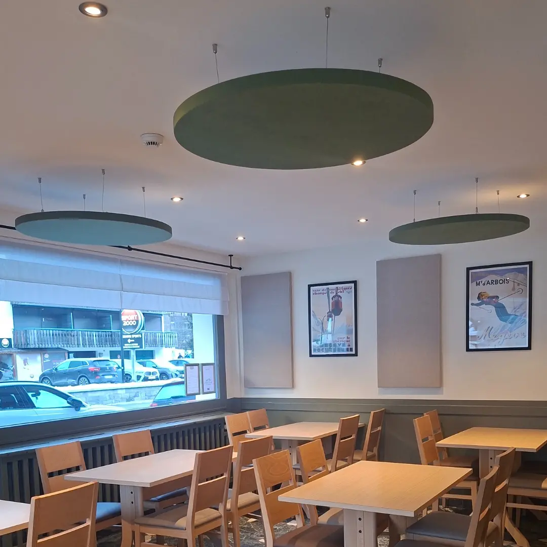 Panneaux acoustiques suspendus ronds salle restauration