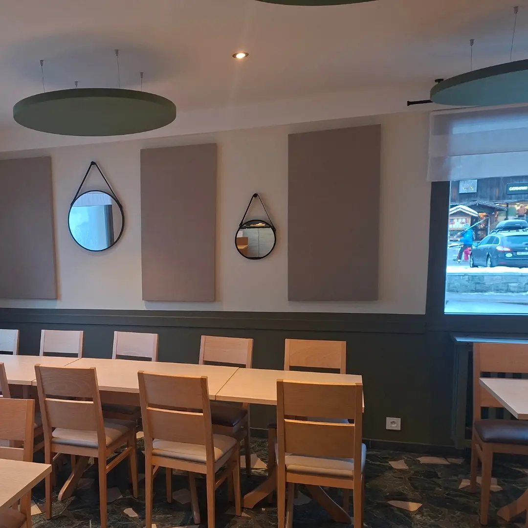 Salle restauration panneaux acoustiques suspendus ronds