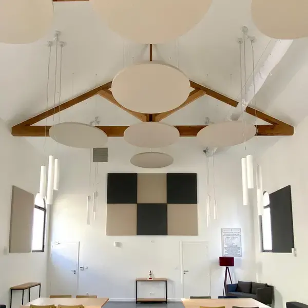 Panneaux-acoustiques-Suspendus-ronds-horizontaux-grande-salle-de-travail.webp