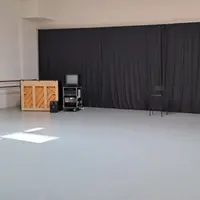 Rideau-occultant-noir-salle-de-danse.webp