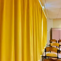 Rideaux-occultants-jaunes-salle-de-classe.webp