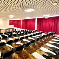 Rideaux-occultants-rouges-salle-de-conference.webp